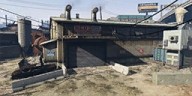 La puerta salvage yard